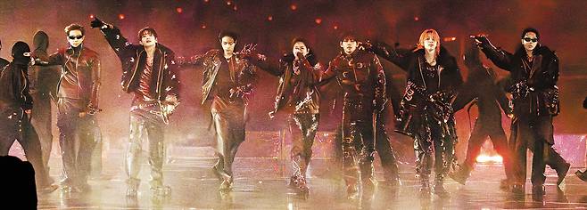 9·11·12일 사흘간 경기 고양종합운동장 주경기장에서 월드투어 공연 ‘아리랑’을 개최한 방탄소년단. 왼쪽부터 RM, 정국, 진, 슈가, 뷔, 지민, 제이홉. /빅히트뮤직