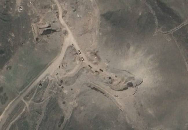 자넌 10일 이란 타브리즈 남쪽의 미사일 기지 위성 사진 모습. 막힌 터널 입구에 중장비가 놓여 있고, 근처에 덤프트럭들이 대기하고 있는 모습./ 에어버스, CNN