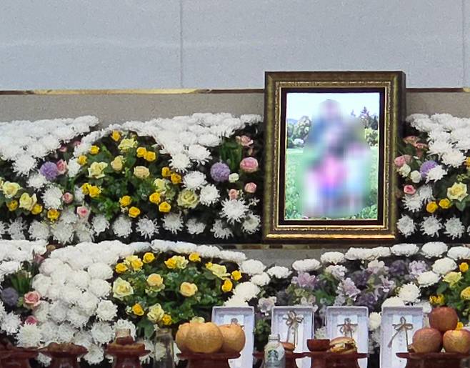 지난달 18일 울산 울주군의 한 빌라에서 숨진 채 발견된 네 남매와 30대 아빠 김모씨의 빈소 모습. 경찰은 현장에서 발견된 유서 등을 토대로 아내가 수감된 뒤 남편이 혼자 아이들을 키우며 생활고에 시달린 것으로 보고 있다. 지방자치단체는 아빠 김씨에게 기초생활보장 신청을 안내했지만, 김씨는 끝내 신청을 하지 않은 것으로 알려졌다. /연합뉴스