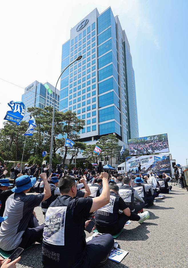 민주노총 금속노조 조합원들이 15일 서울 서초구 현대차그룹 본사 앞에서 열린 결의대회에서 구호를 외치고 있다. /뉴시스