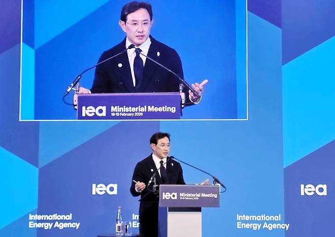 최윤범 고려아연 회장이 지난 2월 18일(현지 시각) 프랑스 파리에서 열린 IEA 각료이사회 중 '정부-산업계 토론회: 핵심광물 공급망' 세션에서 발언하고 있다./고려아연
