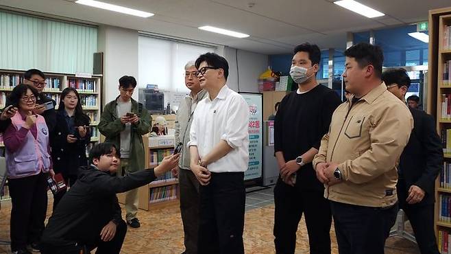 한동훈 전 국민의힘 대표가 14일 오후 부산 북구 만덕2동 행정복지센터에서 전입신고를 마쳤다. ⓒ한동훈 전 국민의힘 대표 측