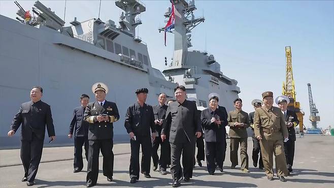 북한 조선중앙TV는 김정은 국무위원장 참관하에 5000t급 신형 구축함 최현호에서 전략순항미사일과 반함선(대함)미사일을 시험발사 했다고 14일 보도했다. ⓒ조선중앙TV 캡처/뉴시스