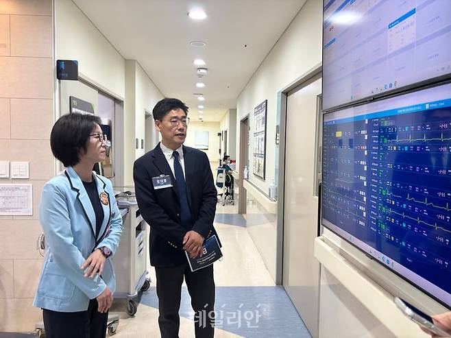 15일 동탄시티병원에서 진행된 씨어스 '씽크' 미디어 투어에서 병원 수간호사와 강대엽 씨어스 CSO 부사장(오른쪽)이 솔루션을 설명하고 있다. ⓒ데일리안 김효경 기자