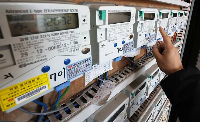 서울의 한 오피스텔 건물에서 관계자가 전기 계량기를 살펴보고 있다. 2025.12.22 ⓒ뉴스1