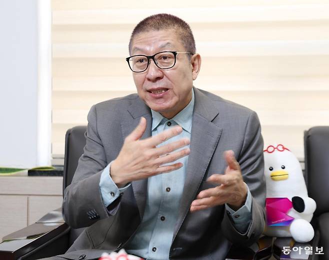 국민의힘 부산시장 후보로 확정된 박형준 시장이 14일 서울 여의도 부산시 서울본부에서 가진 동아일보와의 인터뷰에서 지방선거 전략을 설명하고 있다. 박 시장 옆에는 부산시 공식 소통 캐릭터로 부산 갈매기를 상징하는 ‘부기’ 인형이 놓여 있다. 신원건 기자 laputa@donga.com