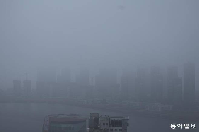 전국에 황사비가 내리고 수도권 미세먼지가 ‘매우나쁨’ 수준을 보인 29일 오전 인천 송도국제도시가 미세먼지에 가려져 뿌옇다. 인천=박형기 기자 oneshot@donga.com