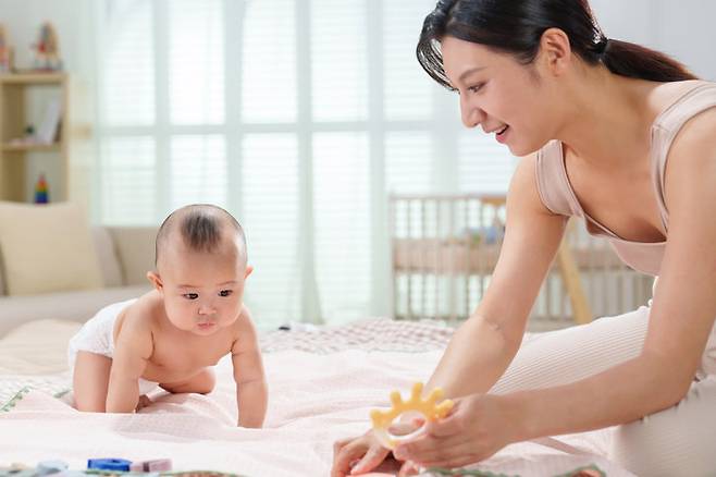 아이가 부모와 온종일 붙어 지내는 시기에 부모가 디지털 기기 사용을 자제하고 아이와 활동인 시간을 보내는 것이 아이의 장기적인 건강 습관을 돕는다는 연구 결과가 나왔다. 사진=게티이미지뱅크