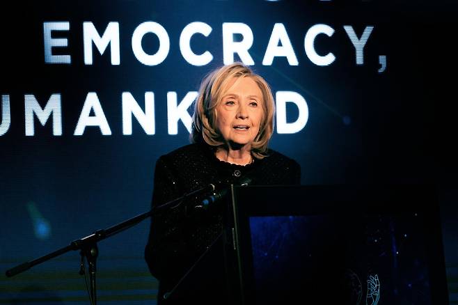 힐러리 클린턴 전 미국 국무장관이 2026년 2월 16일 월요일, 베를린 호텔 아들론 켐핀스키에서 열린 ‘2026 월드 포럼’ 개막식에서 “민주주의는, 인류는, 그리고 지구는 생존할 것인가?”라는 주제로 연설하고 있다. AP/뉴시스