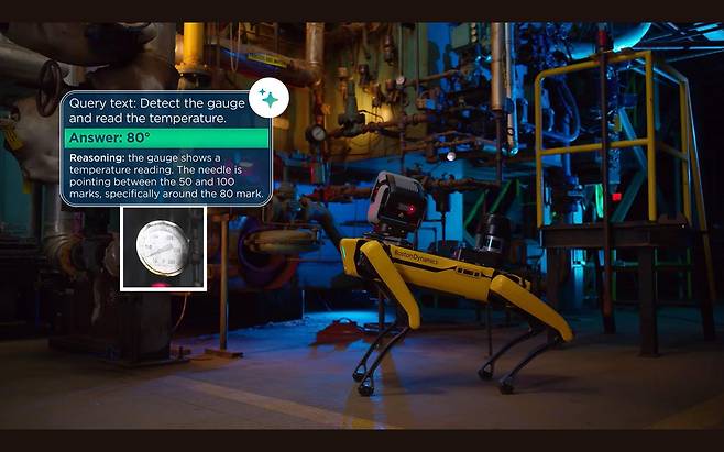 현대자동차그룹 로봇전문기업 보스턴다이내믹스의 사족보행로봇 ‘스폿’이 한 산업현장에서 온도계의 바늘을 읽고 온도를 확인하고 있다. 보스턴다이내믹스 유튜브 캡처