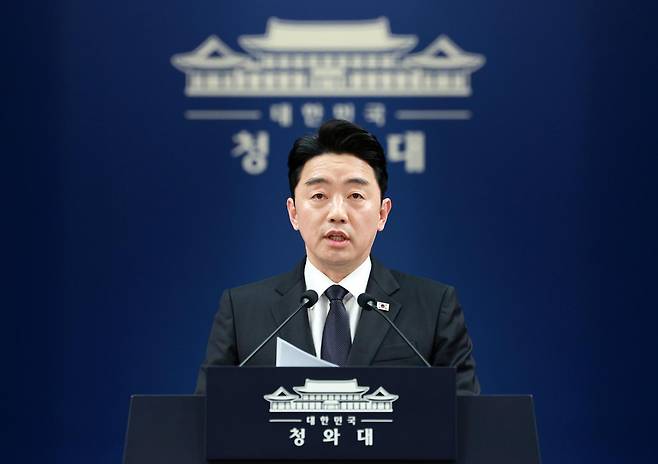 강훈식 비서실장이 15일 청와대 춘추관에서 전략경제협력 대통령특사 활동 결과 관련 브리핑을 하고 있다. 2026.04.15 뉴시스