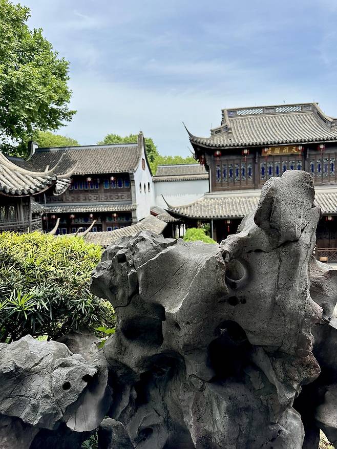 1872년 건립된 중국 항저우 ‘호설암 고택’. 내부 정원 ‘지원(芝園)’의 괴석과 저택이 잘 어우러진다. 착착건축사사무소 제공