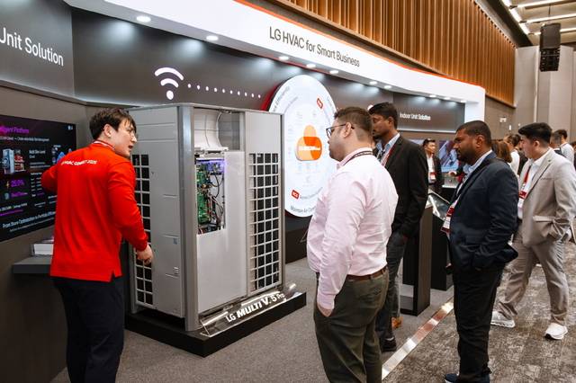 LG전자 직원이 지난 13일 서울 마곡 LG사이언스파크에서 고효율 인버터 컴프레서가 적용된 LG전자의 멀티 V 5 프로와 Pro)와 데이터 기반 통합 제어 솔루션 ‘비컨’을 소개하고 있다. LG전자 제공