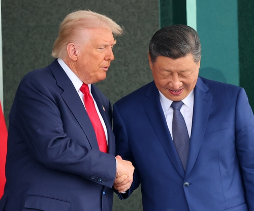 도널드 트럼프 미국 대통령과 시진핑 중국 국가주석이 지난해 10월 30일 부산 김해공군기지 의전실 나래마루에서 미중 정상회담을 마친 뒤 회담장을 나서며 악수하고 있다. [부산=연합뉴스]