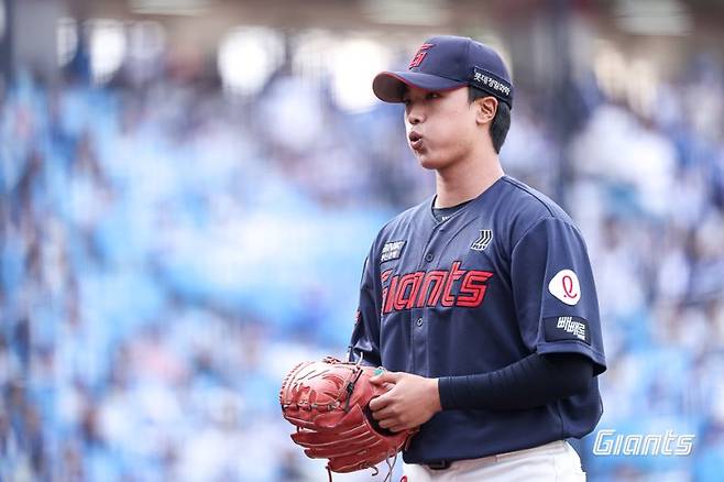 롯데 자이언츠 박정민이 29일 대구 삼성라이온즈파크에서 열린 2026 신한 쏠 KBO리그 삼성 라이온즈와의 경기에 불펜 등판해 공을 던질 준비를 하고 있다.롯데 자이언츠 제공