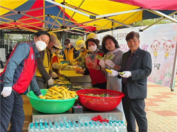 한국자유총연맹 부산광역시지부 시위원장협의회장들이 지난 14일 부산자유회관 광장에서 지역 어르신들을 대상으로 무료급식 봉사활동을 하고 있다. 한국자유총연맹 부산시지부 제공