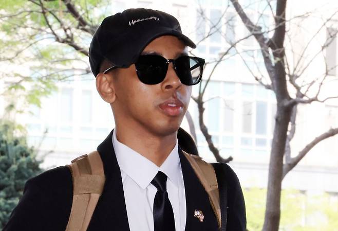 미국인 유튜버 조니 소말리(본명 램지 칼리드 이스마엘)가 15일 오전 서울 마포구 서울서부지법에서 열린 업무방해·경범죄처벌법 위반 1심 선고 공판에 출석하고 있다. 뉴스1