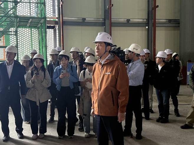 15일 오세훈 서울시장이 도봉구 서울아레나 건설현장에서 건설 현황에 대한 브리핑을 듣고 있다. 사진=이창훈 기자