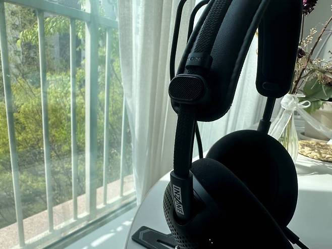 배터리가 없어 가볍고 헤어밴드도 착용감이 좋다