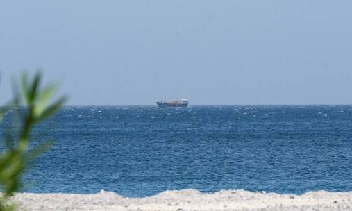 지난 8일(현지시각) 오만 무산담주 호르무즈해협 인근 해안에 배 한 척이 떠 있다. 로이터 연합뉴스