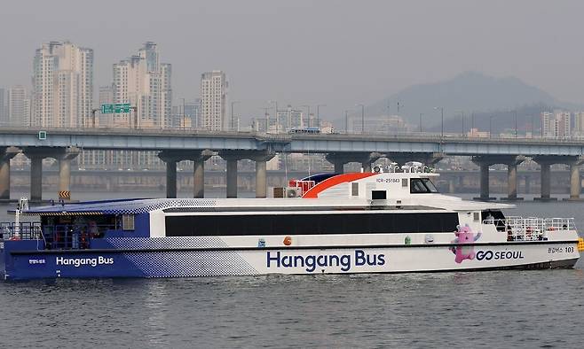 지난 3월 16일 한강버스가 서울 여의도 한강버스 선착장을 떠나고 있다. 연합뉴스