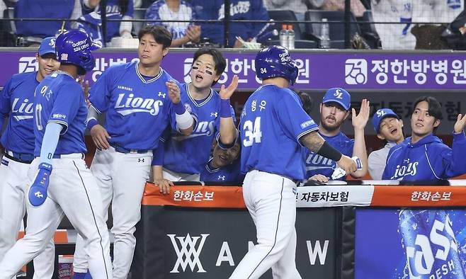 삼성 라이온즈 최형우와 르윈 디아즈가 15일 대전 한화생명 볼파크에서 열린 한화 이글스와 경기에서 득점한 뒤 덕아웃으로 들어오고 있다. 삼성 라이온즈 제공