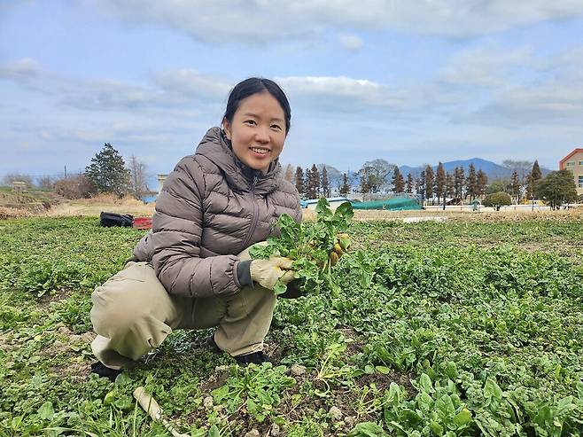 경남 남해에서 농사짓는 김필주(31)씨가 자신이 키운 시금치를 들어 보이며 웃는다.