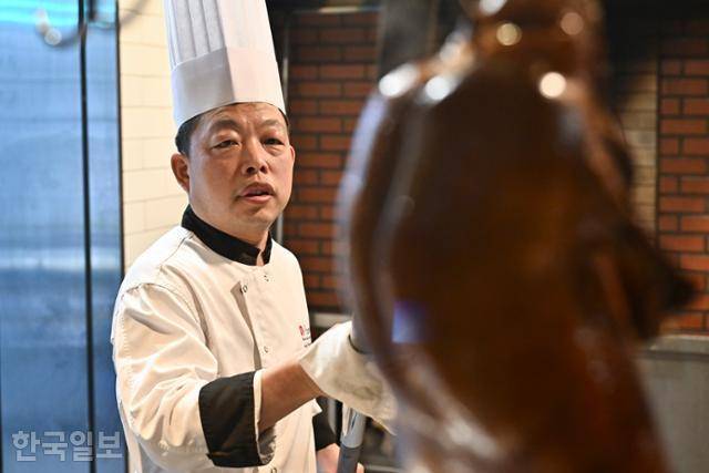 왕쉬안위안 셰프가 8일 서울 강남구 왕스덕 매장 주방에서 북경오리 조리 과정을 보여주고 있다. 정다빈 기자