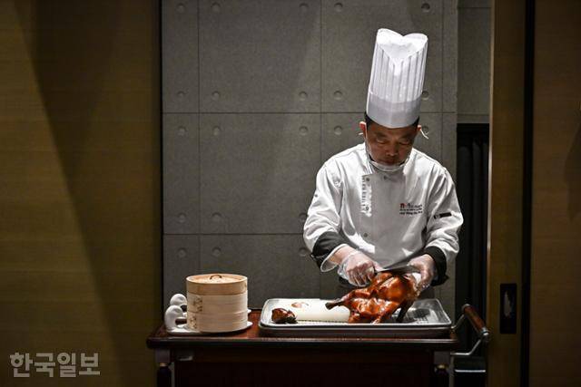왕쉬안위안 셰프가 8일 서울 강남구 왕스덕 매장에서 북경오리를 카빙 하고 있다. 정다빈 기자