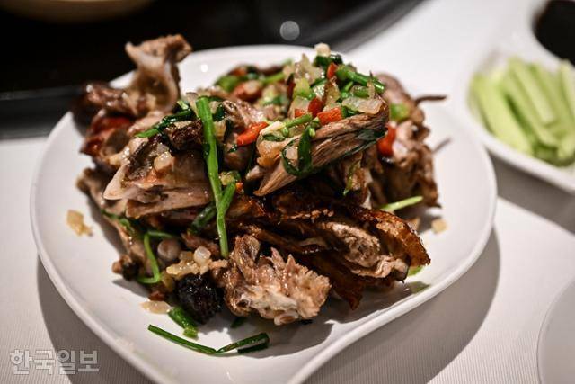 8일 서울 강남구 왕스덕에서 카빙 후 남은 부위로 만드는 오리뼈 튀김. 정다빈 기자