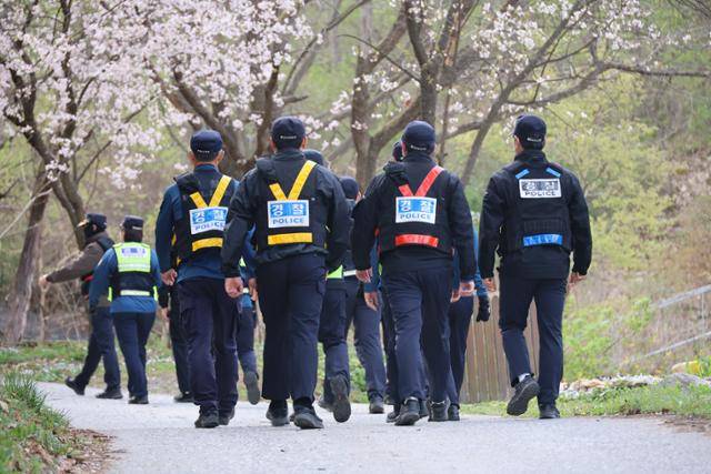 대전 오월드에서 탈출한 늑대 '늑구' 수색이 일주일째 이어지는 14일 오전 경찰이 늑구가 발견된 대전 중구 무수동 야산으로 들어가고 있다. 대전=연합뉴스