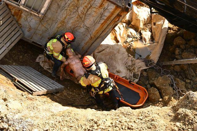 15일 경기 하남시 교산 공공주택지구에서 열린 2026년 중대재난대응 유관기관 합동훈련에서 하남소방서 소방대원들이 붕괴사고(싱크홀)를 가정한 구조 훈련을 하고 있다. 하남=강예진 기자