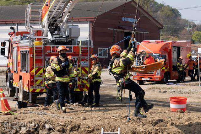 15일 경기 하남시 교산 공공주택지구에서 열린 2026년 중대재난대응 유관기관 합동훈련에서 경기119특수대응단 특수구조팀원들이 중장비 특수차량을 활용해 싱크홀 매몰자를 구조하고 있다. 하남=강예진 기자