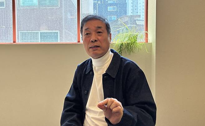 지난 2년 동안 요양병원에서 공동 간병사로 일한 경험을 책으로 펴낸 신상봉 작가를 만나 이야기 들어봤다.​/사진=유예진 기자