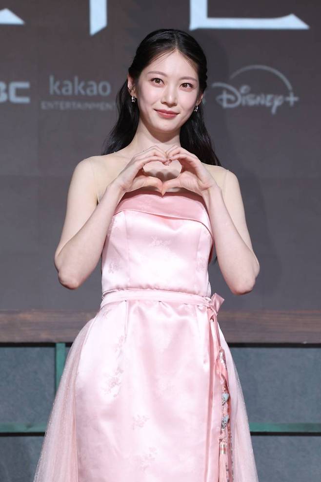 배우 공승연이 지난 6일 MBC 금토드라마 ‘21세기 대군부인’ 제작발표회에 참석해 포즈를 취하고 있다.사진=서병수 기자