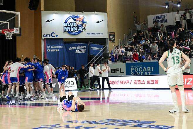 삼성생명이 15일 용인실내체육관에서 열린 하나은행과의 BNK금융 2025~26 WKBL 4강 PO 4차전서 승리한 뒤 챔프전 진출을 확정하고 환호하고 있다. 오른쪽은 프로 마지막 경기를 마친 김정은의 모습. 사진=WKBL