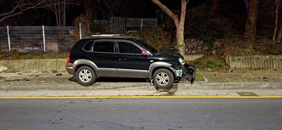 무면허 중학생이 운행하다 사고로 멈춰선 차량 모습. [사진=부산 금정경찰서]