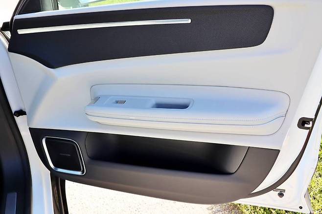 폴스타 4 도어트림 / 출처=IT동아