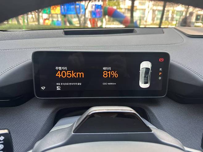충전상태 81%에 주행가능 거리 405km를 나타내는 계기판 / 출처=IT동아