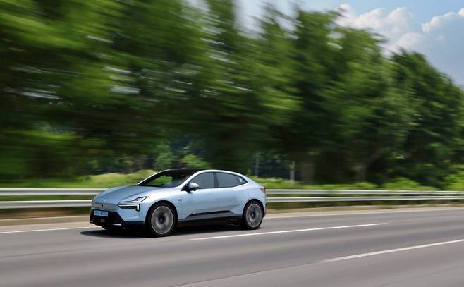 주행 중인 폴스타 4의 모습 / 출처=폴스타