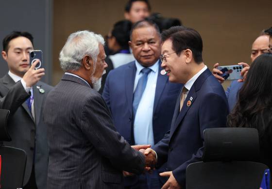 이재명 대통령이 지난해 10월 27일 말레이시아 쿠알라룸푸르 컨벤션센터에서 열린 한-아세안 정상회의에서 샤나나 구스마웅 동티모르 총리와 인사하고 있다. 구스마움 총리는 인도네시아 강제 합병 시기 동티모르민족해방군 총사령관을 지낸 독립 영웅이다. 고(故) 김대중 전 대통령은 1999년 APEC 정상회의에서 인도네시아군에 의한 동티모르 유혈사태를 공론화했다. 연합뉴스