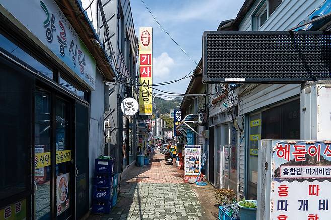 지난 5일 울릉도 저동항 식당가 모습. 관광객이 줄어 다소 썰렁한 분위기다. 백종현 기자
