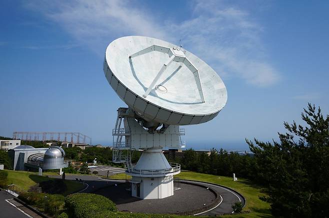 서귀포시 한화 제주우주센터 바로 위에 자리한 한국천문연구원의 KVN탐라전파천문대. [사진 천문연구원]