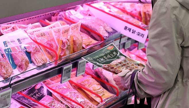 소고기와 닭고기까지 축산물 가격이 일제히 오르면서 식탁 물가 부담이 커지고 있는 12일 서울 시내 한 대형마트 축산물 코너에서 고객이 장을 보고 있다. 뉴스1