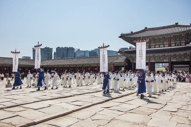 올봄 제12회 '궁중문화축전'은 '궁, 예술을 깨우다'라는 주제로 오는 25일부터 다음 달 3일까지 경복궁·창덕궁·덕수궁·창경궁·경희궁 등 서울의 주요 궁궐과 종묘에서 열린다. 사진은 지난해 궁중문화축전 행사 중 '경복궁 궁중새내기' 프로그램 모습. 사진 국가유산청