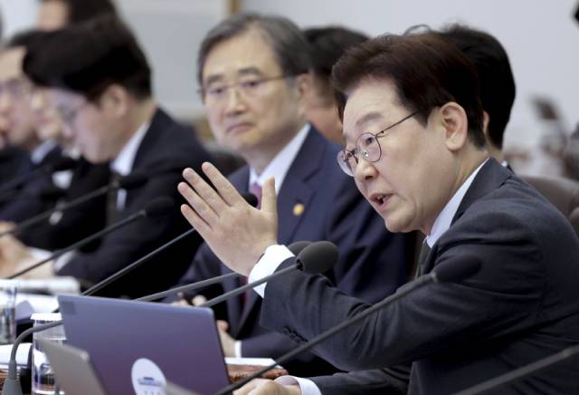 ▲ 이재명 대통령이 14일 청와대에서 열린 국무회의 겸 비상경제점검회의에서 발언하고 있다.  연합뉴스