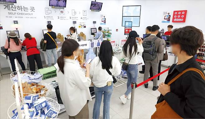 < MZ 놀이터 된 다이소 > 14일 서울 역삼동 다이소 강남역점에서 소비자들이 계산하기 위해 줄을 서 있다. 다이소 운영사인 아성다이소는 연매출 4조5000억원을 넘기며 국내 매출 기준으로 롯데마트를 추월했다. 문경덕 기자