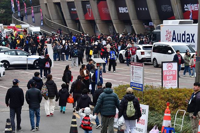 지난달 15일 오후 포항스틸러스에서 열린 프로축구 하나은행 K리그1 2026 포항스틸러스와 인천유나이티 FC와의 홈 개막전을 관람하기 위해 팬들이 모여들고 있다. 사진=뉴스1
