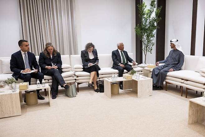 안토니우 코스타 유럽정상회의 상임의장(오른쪽 두 번째)은 셰이크 무함마드 빈 자이드 알나얀 아랍에미리트연합(UAE) 대통령(맨 오른쪽)과 14일(현지시간) 만나 중동 문제 등에 대해 논의했다. 사진=REUTERS