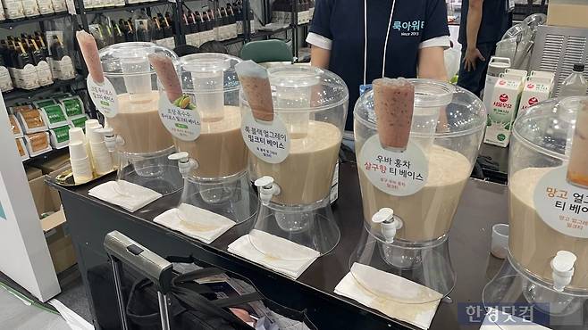 '2026 서울커피엑스포'에서 다양한 밀크티 베이스를 파는 부스가 인기를 끌고 있다. /사진=박상경 기자